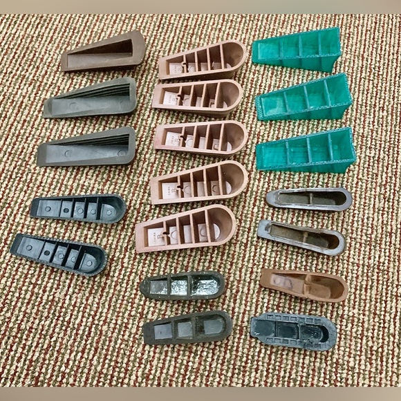 Large Lot of 22 Vtg Heavy Duty Rubber/Plastic Door Stops - Picture 11 of 13